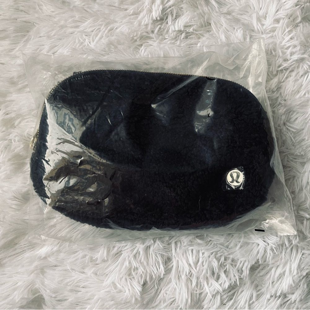 NEW Lululemon Everywhere Belt Bag Black Fleece 1L - Picture 7 of 16